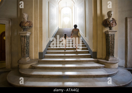 Mutter und Tochter beim Treppensteigen der Galerie Doria Pamphili, Rom Stockfoto