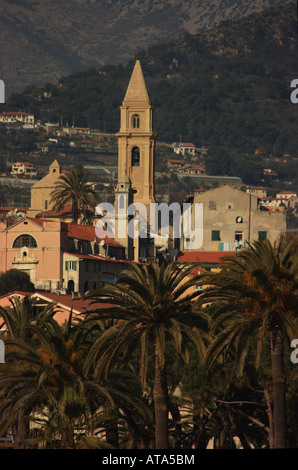 Das Centro Storico oder die Altstadt von Ventimiglia und Turmspitze der Cattedrale Dell Assunta Stockfoto