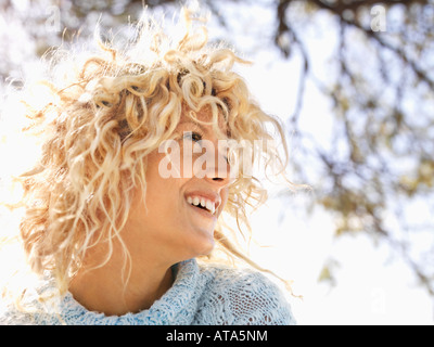 Kopf und Schulter Porträt attraktive junge Frau mit blonden Locken lächelnd in Maui Hawaii Stockfoto