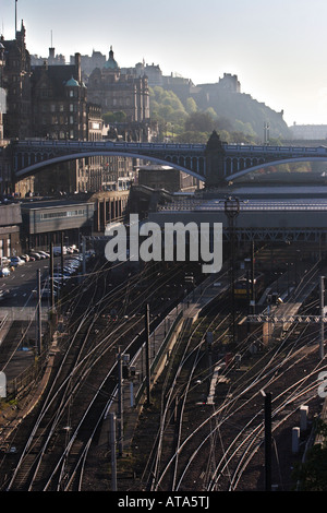 Edinburgh Waverley Bahnhof gesehen von Carlton Hill, Edinburgh, Schottland Stockfoto