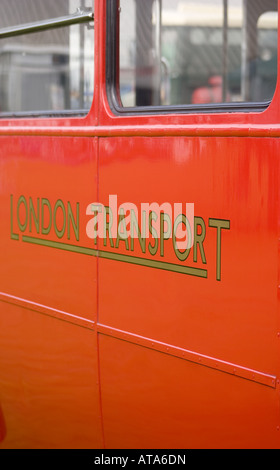 Seite des London-Bus zeigt Lackierung Transport rote Strecke master Vintage alt Sammler Panel-Fenster