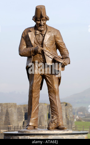 Statue des Komikers Tommy Cooper in Caerphilly South Wales UK EU mit Blick auf die Burg Stockfoto