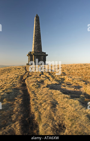 Stoodley Hecht eine Torheit oder Obelisk, stehend auf die Mauren in Mankinholes oben Todmorden, Calderdale, West Yorkshire, Großbritannien Stockfoto