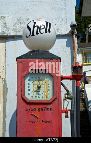 eine alte Stil und aus Verwendung Benzin Pumpen in Cornwall, england Stockfoto