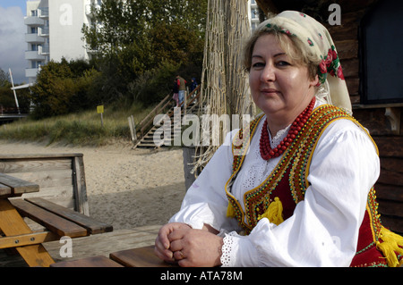 Porträt einer Frau in Tracht an einem Strand in Misdroy, Polan Stockfoto