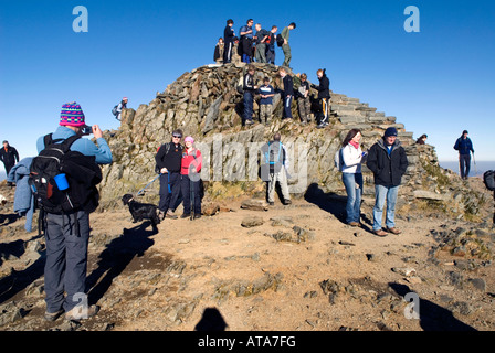 Wanderer auf dem Gipfel des Mount Snowden, North Wales Stockfoto