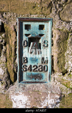 Metall-Marker-Platte auf einen trigonometrischen Punkt Mam Tor im Peak District Stockfoto