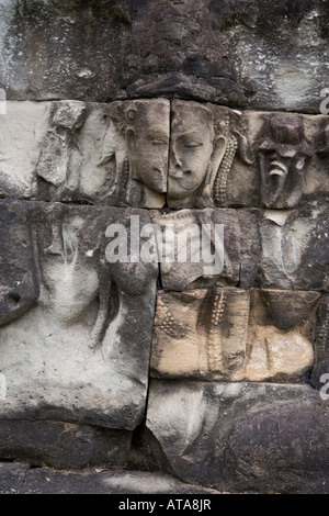 Restaurierungsarbeiten am Fries an der Aussätzigen Terrasse, Angkor Thom, Angkor Wat Komplex, Kambodscha Stockfoto