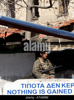 Ein griechisch-zypriotischer Soldat an der Grenze mit dem türkischen gesteuert Zypern im Zentrum des alten Nicosia Zypern Stockfoto