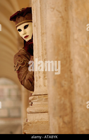 Karneval in Venedig Maske Festival Performer in der dekorativen Kostüm ständigen von Marmor Spalte Markusplatz Stockfoto