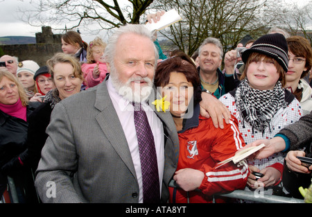 Walisischer Schauspieler Sir Anthony Hopkins mit Fans in Caerphilly South Wales UK EU Stockfoto