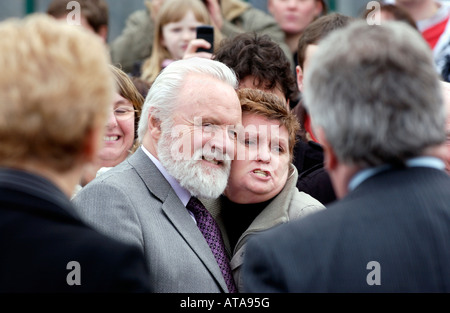 Walisischer Schauspieler Sir Anthony Hopkins mit Fans in Caerphilly South Wales UK EU Stockfoto