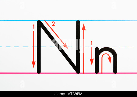 Nahaufnahme von Buchstaben N Handschrift Übungsseite Stockfoto