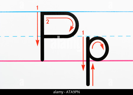 Nahaufnahme von Buchstaben P Handschrift Übungsseite Stockfoto