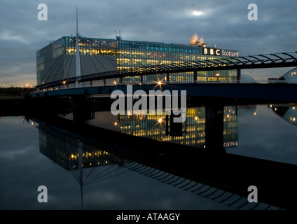 BBC Scotland, aufbauend auf den Fluss Clyde in Glasgow, hinter der Glocke Brücke Stockfoto