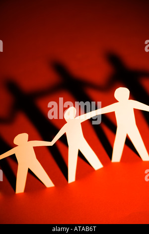 Ausschnitt Papier Männer stehen, die Hand in Hand Stockfoto