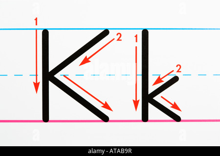 Der Buchstabe K Handschrift Übungsseite hautnah Stockfoto