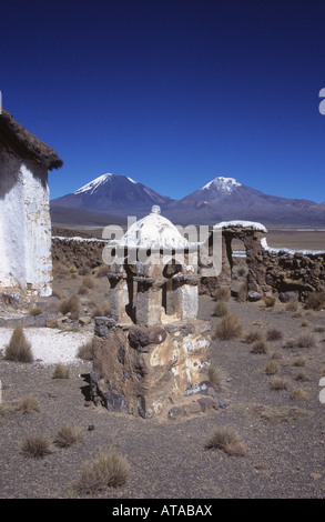 Cairn im Kirchhof in Lagunas, Payachatas Vulkane im Hintergrund, Nationalpark Sajama, Bolivien Stockfoto