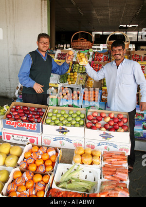 Abschaltdruck keepers zeigen ihren Waren, Obst und Gemüsemarkt, Abu Dhabi, Naher Osten Stockfoto