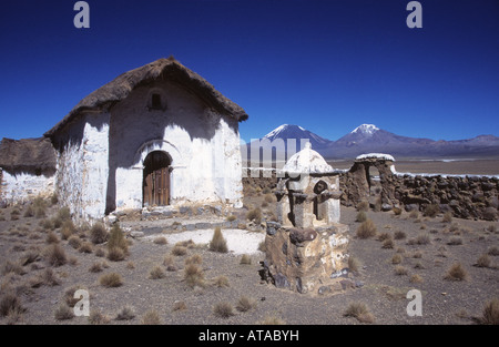 Cairn im Kirchhof in Lagunas, Payachatas Vulkane im Hintergrund, Nationalpark Sajama, Bolivien Stockfoto