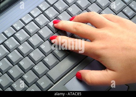 Womans Hände Tippen auf der Computertastatur Stockfoto