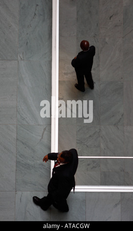 In New York City im MoMA Museum of Modern Art Sicherheit im Museum Stockfoto