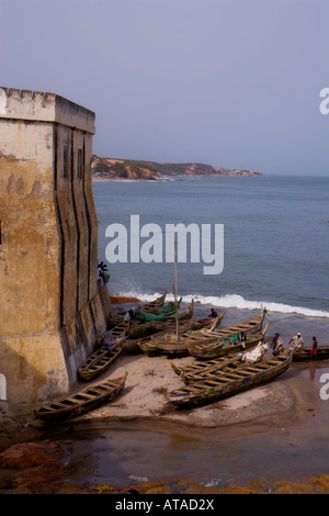Angelboote/Fischerboote gestrandet unterhalb der Mauern von Cape Coast Castle, ein ehemaliger Sklave Festung in Ghana. Stockfoto
