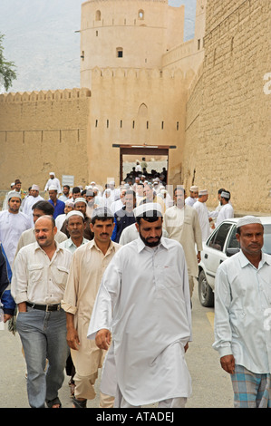 Omanische s in traditionellen Dishdasha Kleid verlassen Ar Rustaq Fort nach dem Gebet Oman Stockfoto