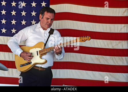 Land-Gitarrist spielt vor einer amerikanischen Flagge während des Festivals Wels in Crescent City, Florida USA Stockfoto