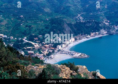 Blick von den Hügeln mit Blick auf Monterosso Cinque Terre Italien Stockfoto
