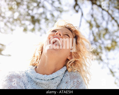 Hübsche junge blonde Frau in Maui Hawaii Kopf nach hinten gelehnt und lachen Stockfoto