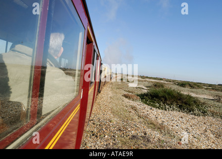 Ein Zug aus der Romney Hythe und Dymchurch Light Railway Reisen über Romney Marsh, Dungeness, Kent, England, UK Stockfoto