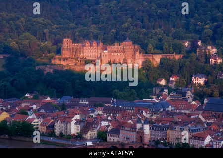 Heidelberger Schloss wird von der untergehenden Sonne beleuchtet, während Dämmerung über der Stadt mit dem gleichen Namen in Deutschland rechnet. Stockfoto