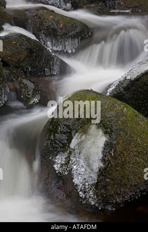 Kleine Kaskade und Eiszapfen an einem frostigen Morgen Padley Schlucht Derbyshire Peak District Stockfoto