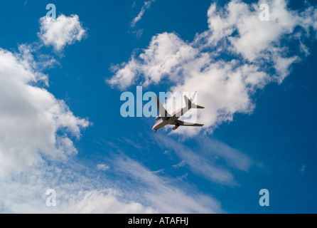 Ein Passagierschiff Jet fliegt über den sonnigen Kalifornien Himmel aus LAX in Los Angeles, Kalifornien Stockfoto