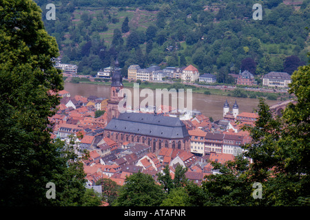 Einen Blick auf die Heidelberger Altstadt mit der Kirche des Heiligen Geistes (Heiliggeistkirche) Turm und Neckar River Stockfoto