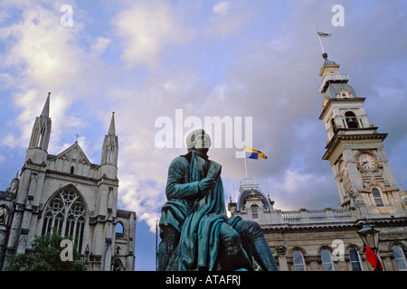 Statue von Robert Burns St Paul s Cathedral und Rathaus in Dunedin Neuseeland Stockfoto