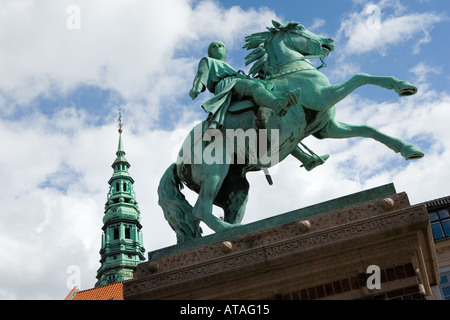 Kopenhagen Dänemark Reiterstatue von Bischof Absalon 1128 1201 Højbro Plads Turmspitze Nikolaj Kirke Hintergrund Stockfoto