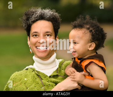 Kopf und Schulter Porträt der jungen Frau halten und Lächeln Stockfoto