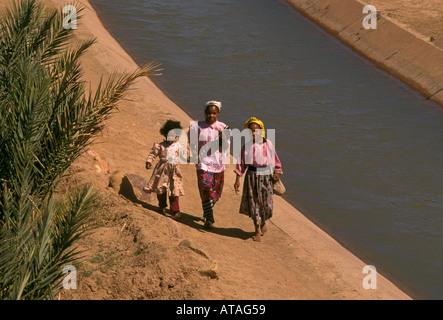 3, 3, marokkanischen Mädchen, Marokkanische Berber, Mädchen, Mädchen, Kinder, Freunde, Wandern, oulad atmane, Draa Tal, Marokko, Afrika Stockfoto