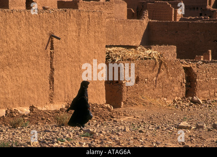1, 1, Marokkanisch, marokkanische Frau, Berber, Berber Frau, Adobe Gebäude, Struktur, Ksar, zwischen agdz und Zagora, Draa Tal, Marokko, Afrika Stockfoto