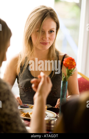 Mädchen aus dem UK Miss Polonia Mittagessen im polnischen Restaurant, The White Eagle Club in Balham Süd-London, England. Juni 2007 Stockfoto