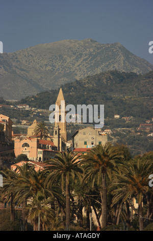 Das Centro Storico oder die Altstadt von Ventimiglia und Turmspitze der Cattedrale Dell Assunta Stockfoto