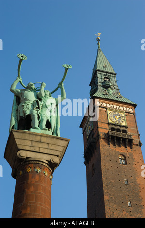 Kopenhagen-Dänemark-Statue von Köder Spieler in Town Hall Square Rathausturm hinter Stockfoto