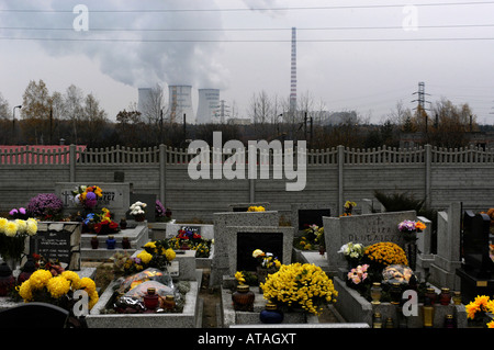 Gräber auf dem Friedhof und ein Kraftwerk in der Nähe von Katowice, Polen Stockfoto