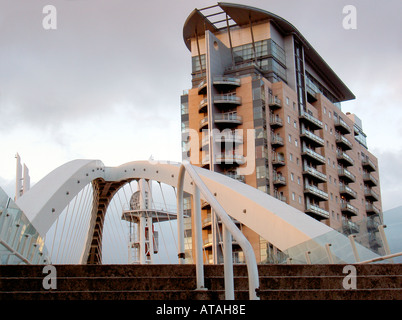 Schritte der Lowry Fußgängerbrücke über den Manchester Ship Canal, mit Apartment block im Hintergrund, Salford Quays, UK Stockfoto