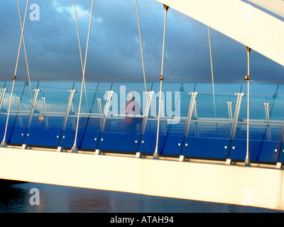 Fußgänger auf dem Lowry Brücke über den Manchester Ship Canal, Salford, Großbritannien Stockfoto