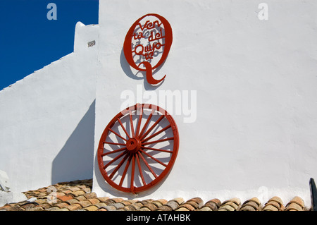 Außenwand-Dekoration mit roten Rad Inn Venta del Quichote, Puerto Lapice, La Mancha Terrasse Quijote, Spanien Stockfoto