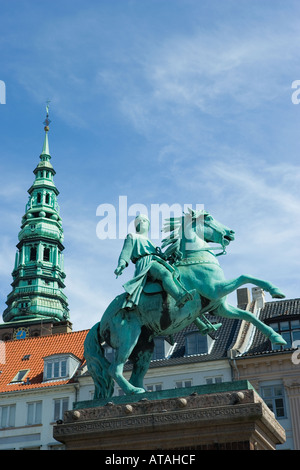 Kopenhagen Dänemark Reiterstatue von Bischof Absalon 1128 1201 Højbro Plads Turmspitze Nikolaj Kirke Hintergrund Stockfoto