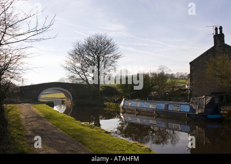 Schmale Boot vor Anker am Leeds-Liverpool-Kanal in der Nähe von Barrowford sperrt Stockfoto